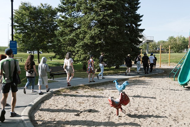 On pique à travers (parc Jean-Pierre-Côté)