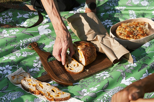 On pique à travers (pain au fromage)