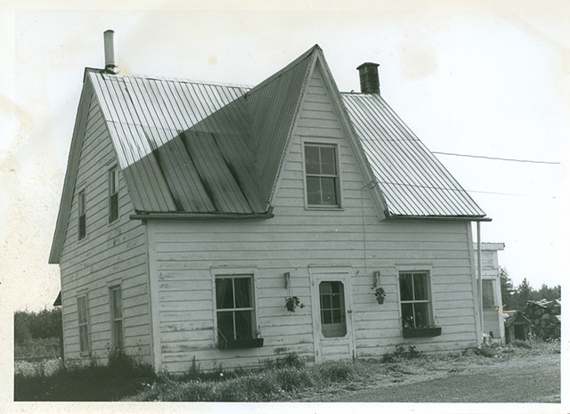 Maison acadienne typique avec lucarne à pignon en forme de A