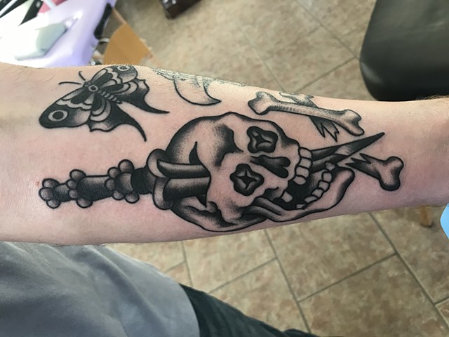 skull and dagger