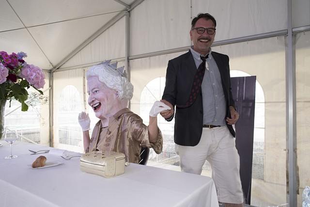 "The Queen at Imbiss Riviera" 
with Artist John Arnold.
Photo credit: Richard Knox Robinson