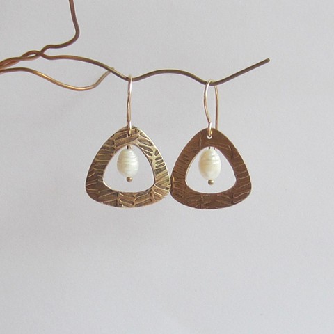 Triangle earrings with Pearls