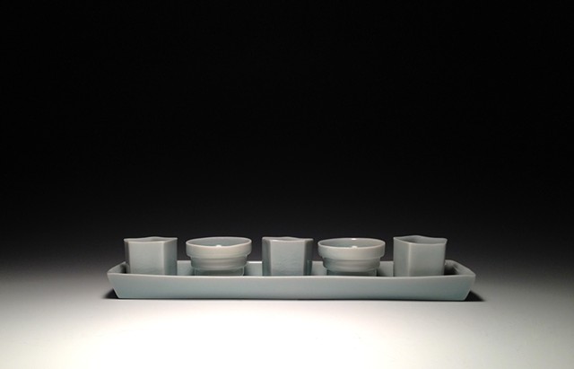 tray of 5 blue porcelain slip cast sake cups 