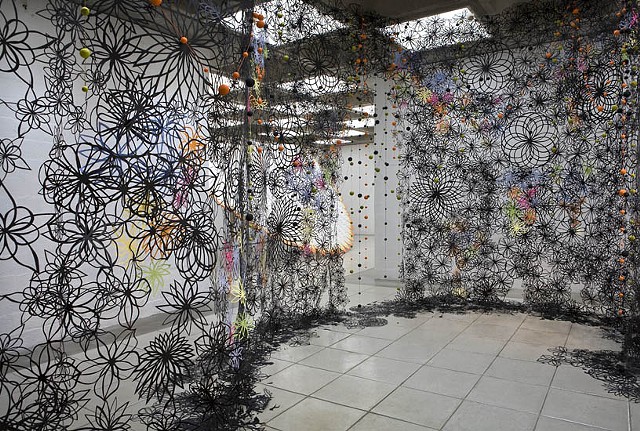 papercut papirklip installation af Marianne grønnow