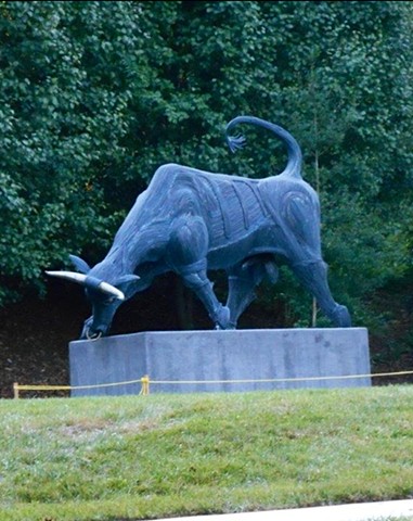 Charging Steel Bull sculpture by Thomas Prochnow