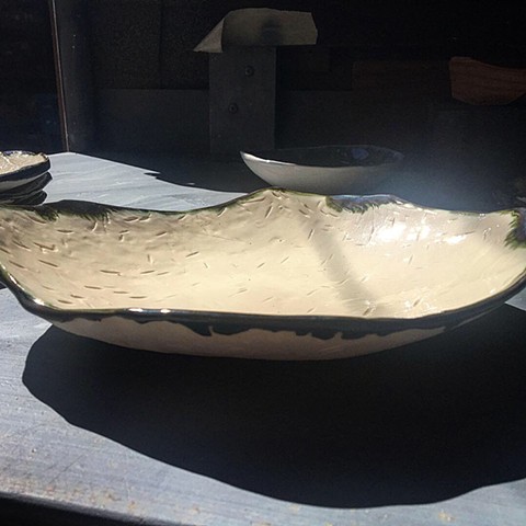 Porcelain bowl with bronze edge