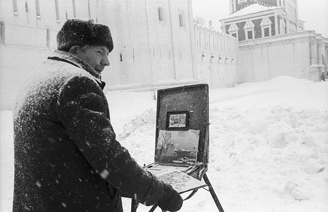 Painter painting a summer scene in winter, Moscow