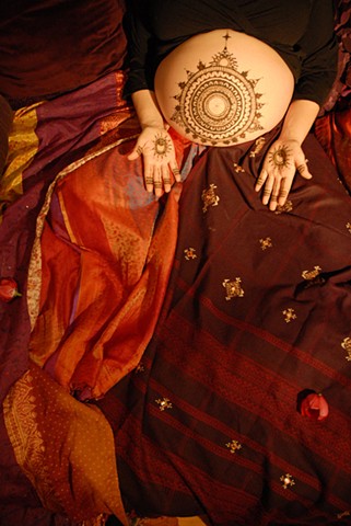 Mandala henna belly and hands 