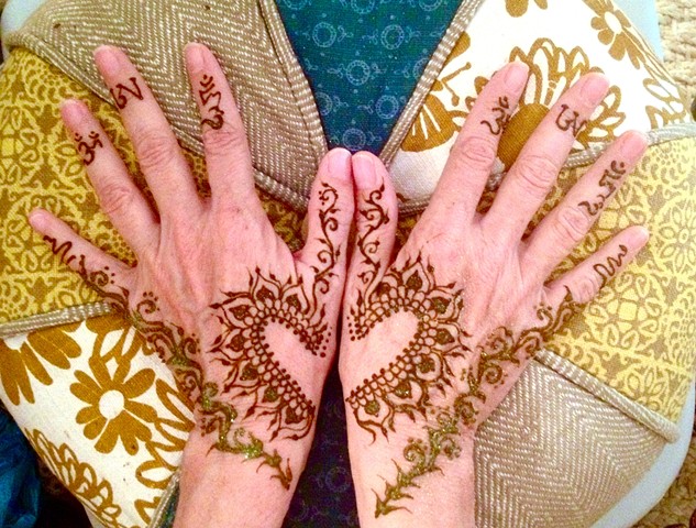 Henna hands 