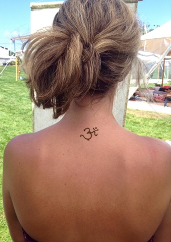Henna om symbol on back
