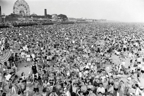 Coney Island by Weegee compared to "Leasure at the Shore" at http://rvmann.com/artwork/2508539_Leisure_At_The_Shore.html