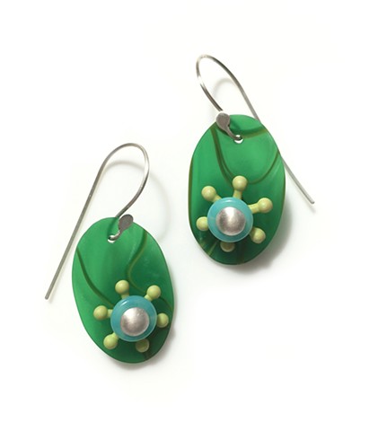 Earrings of silver, plastic and glass beads