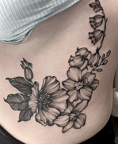 Delicate stippled flowers on ribs