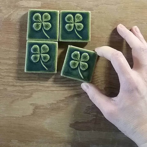 Four leaf clover titles in leaf green glaze.

Ceramic 

Each tile is 2"x2"


