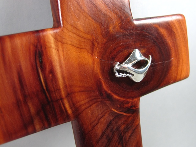 STERLING MESSENGER OF PEACE 
ON CEDAR CROSS 
CLOSE UP VIEW