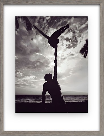 Acrobats - Maui Hyatt Regency sea-side 