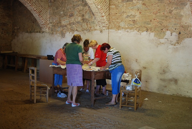 Project Flying Carpet Belalczar, workshop performance, women stitching together the carpet