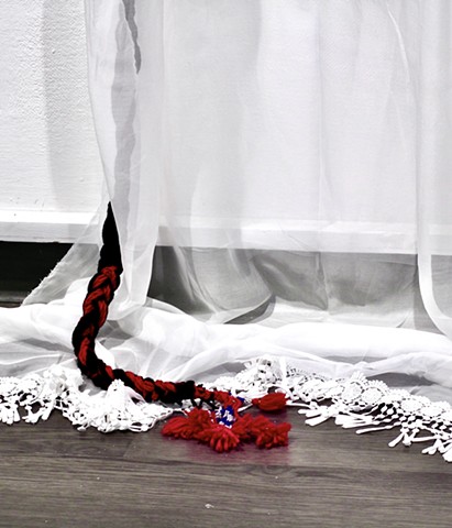 detail, behind closed curtains (паси парда)