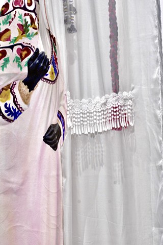 detail, behind closed curtains (паси парда)