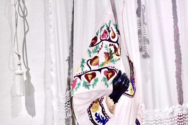 detail, behind closed curtains (паси парда)
