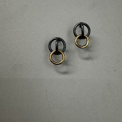 Protection/Connection stud earrings 