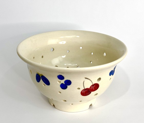 #732 Berry Colander, view 1