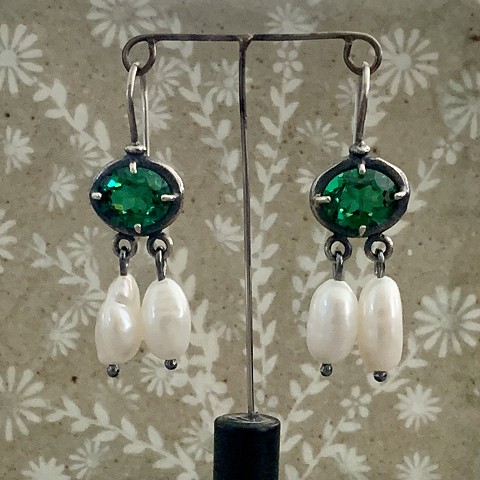 Emerald and Pearl Trembling Earrings