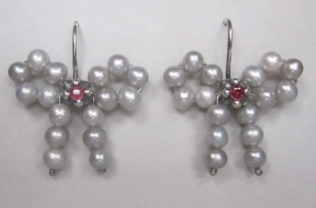 Bow Earrings in Light Grey Pearl with Rubies