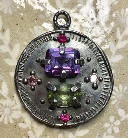 Medallion with Beaucoup Stones