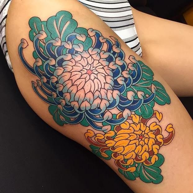 тату на бедре больно ли. тату на бедре у знаменитостей. тату розы на бедре. олдскул на бедро.